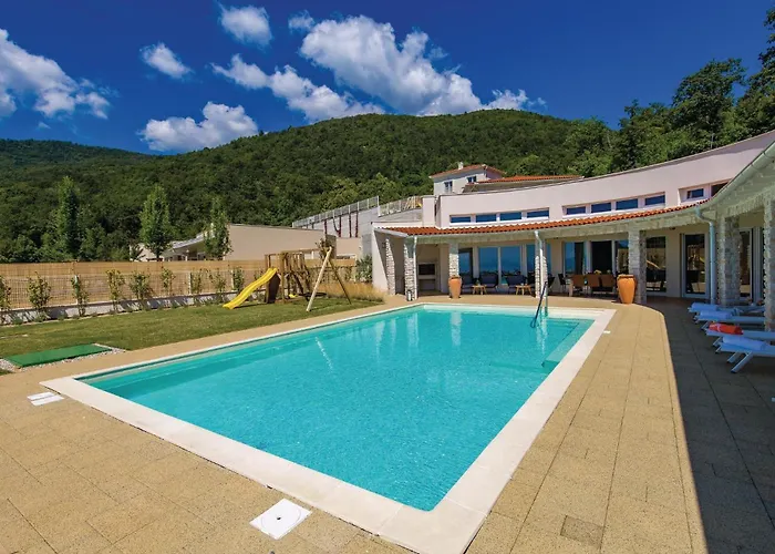 Four-bedroom In Σπίτι διακοπών Veprinac