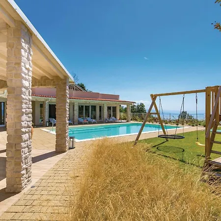 Four-bedroom In Casa vacanze *