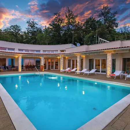 Four-bedroom In Casa vacanze *